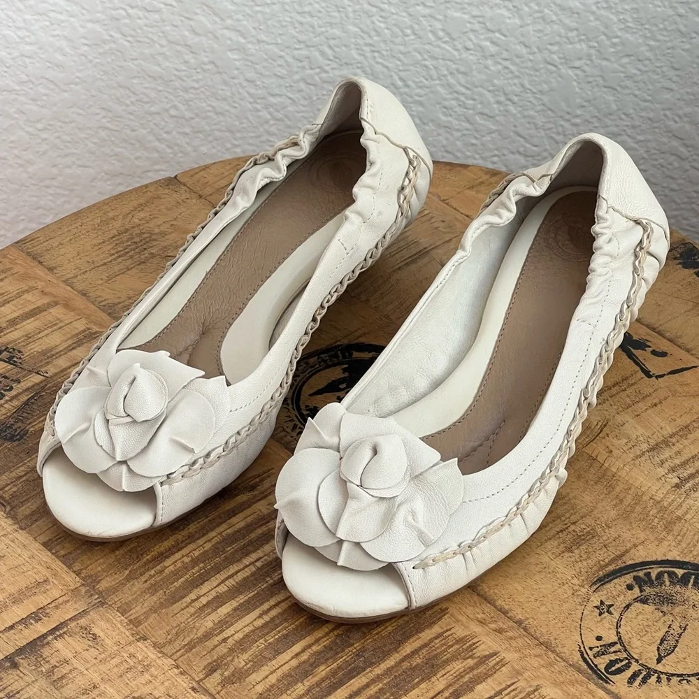 Nurture by Lamaze Ivory Leather Peep Toe Floral Rosette Comfort Shoe 9M